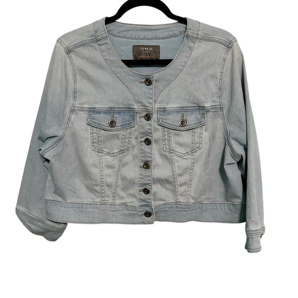 Torrid Cropped Collarless Jacket Womens Size 2 Blue Denim Trucker Lt Wash - Picture 1 of 7